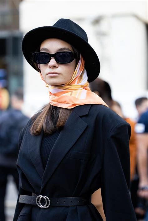 Come si porta il foulard: 10 idee moda per indossarlo adesso 